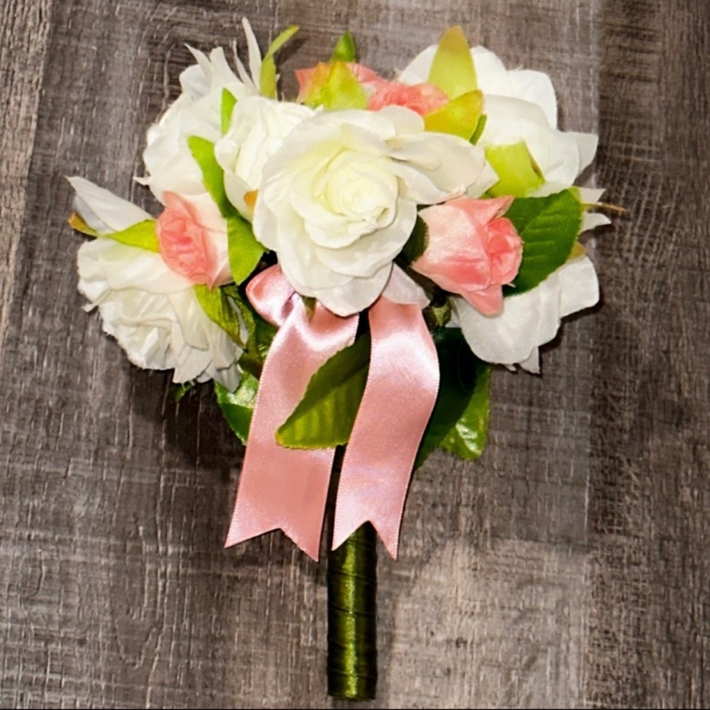 💞 Elegant White and Pink Floral Bouquet